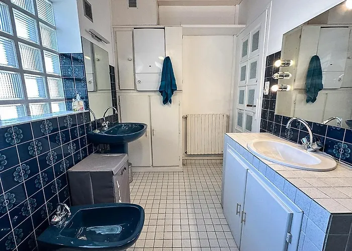 With Mountain View, Sleeps 8 Apartment