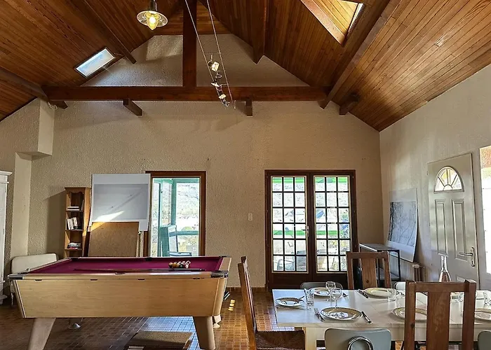 With Mountain View, Sleeps 8 *